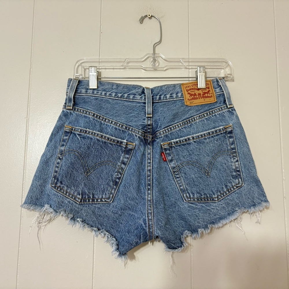 Levi’s 501 High Rise Distressed Denim Shorts Women’s Size 26 – Blue Cutoff - Picture 5 of 8